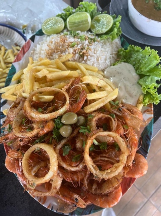 Porção de camarão com anéis de lula, arroz e fritas