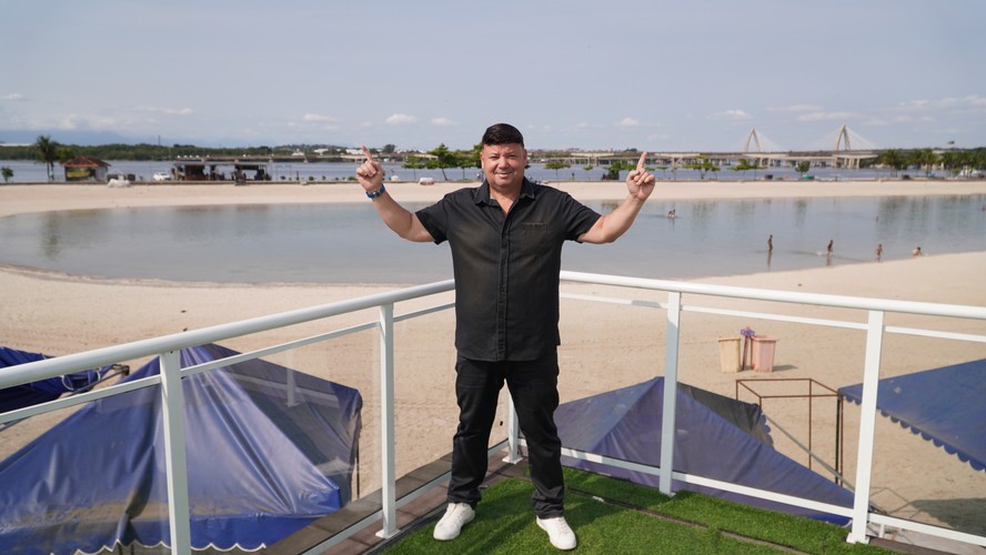 O dono do Kiosque do Neymar, conhecido como o rei do Piscinão de Ramos, na varanda do quiosque