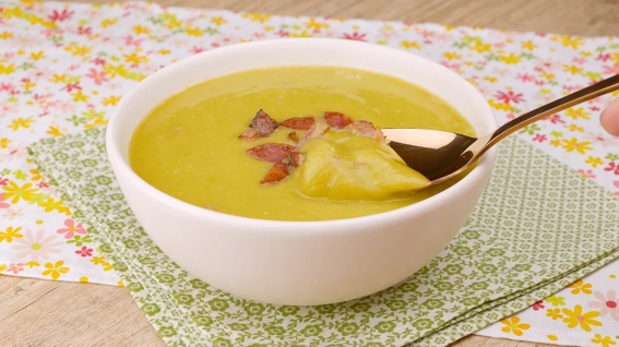 Tigela de sopa de ervilha